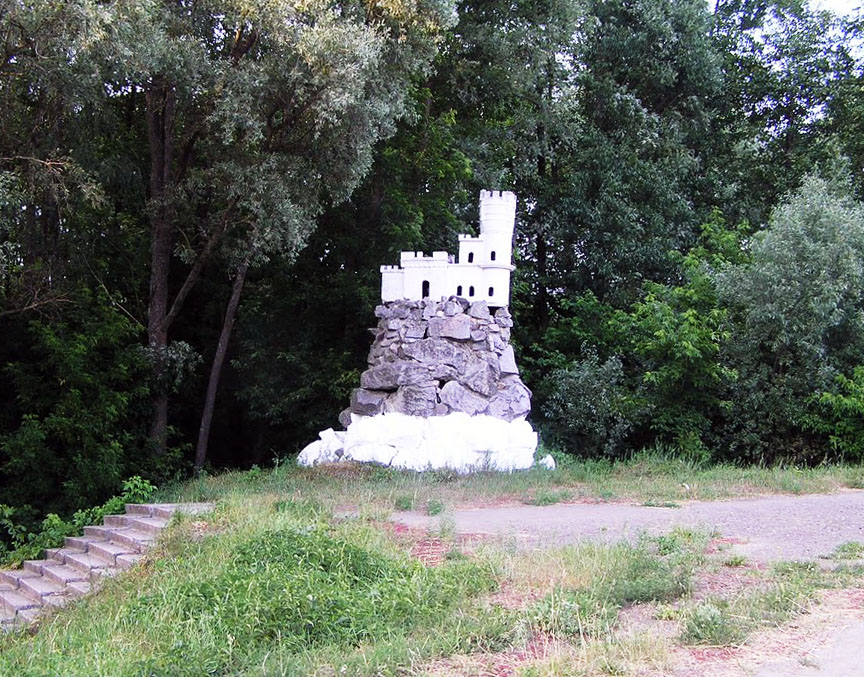 Зменшена копія кримської споруди «Ластівчине гніздо» у с. Капустинці